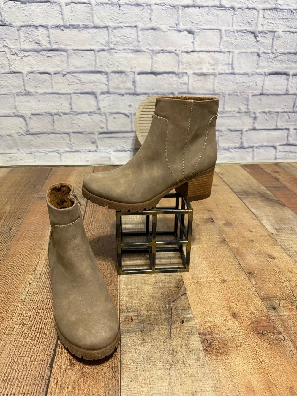 KORKS Women's Esmerelda Lug Sole Booties  Color Taupe Size 10 Style KR0004617